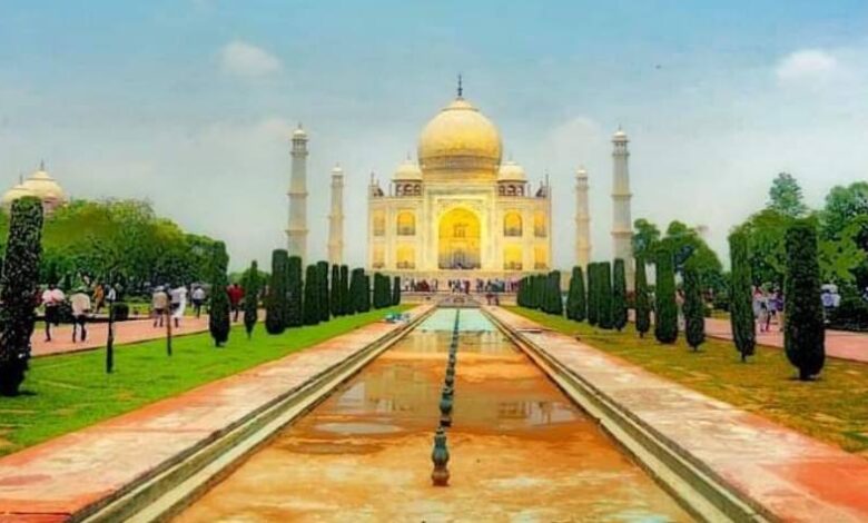 Taj Mahal Shit Down After Bomb Rumor