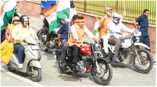 manoj tiwari challa for riding withour helmet