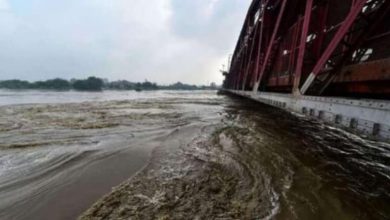 Photo of جمنا سیلاب کی وجہ سے پرانا پل بند،ٹریفک نظام درہم برہم