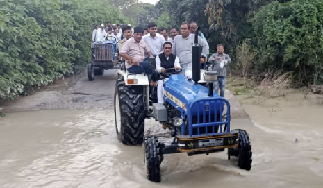 rampur MP and DM visited flood affected areas with tractor