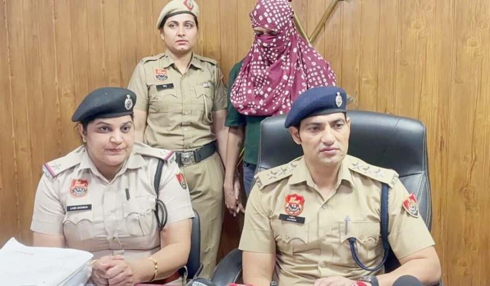 50ہزار روپیہ ٹھگنے والی خاتون گرفتار