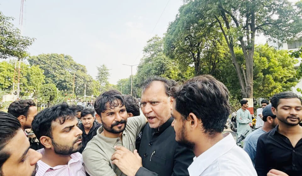 اے ایم یوطلبہ یونین کے سابق صدرڈاکٹر اعظم بیگ پہنچے علی گڑھ،  طلبہ یونین انتخابات کے امیدواروں اور دیگرطلبہ سے کی ملاقات