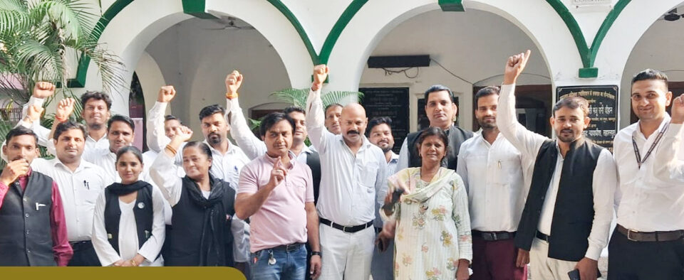 سہارنپور میں ریاستی حکومت کیخلاف وکلاء کا احتجاج،ہائی کورٹ بینچ اور ایڈووکیٹ پروٹیکشن ایکٹ کے مطالبے پر وکلا نے عدالتی کام کاکیا بائیکا ٹ