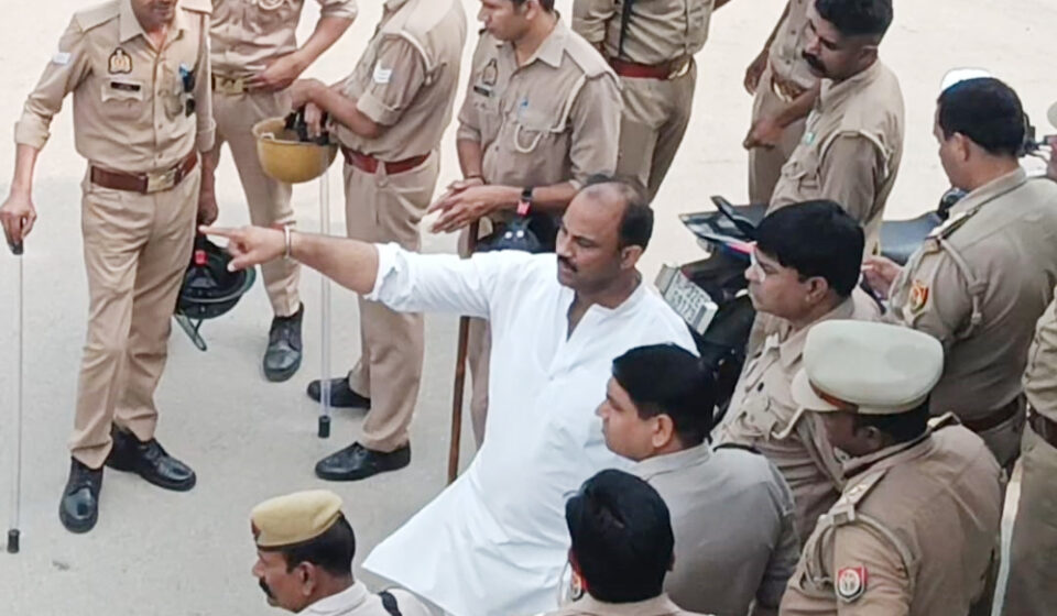 ووٹ چوری اور الیکشن کمشنر کیخلاف احتجاج کرنے والے  اپوزیشن لیڈروں کو پولیس نے کیا گھروں میں نظر بند