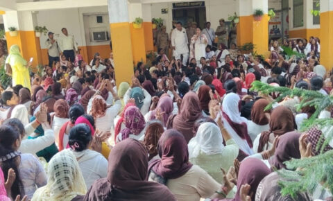 معاوضہ میں اضافہ کے مطالبات کو لے کر سڑکوں پر اتریں آشا ملازمین