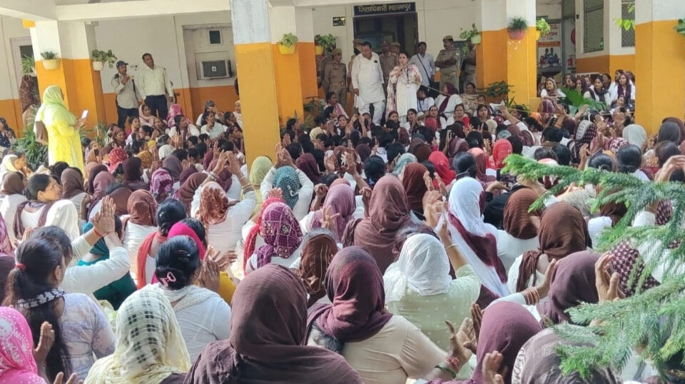معاوضہ میں اضافہ کے مطالبات کو لے کر سڑکوں پر اتریں آشا ملازمین