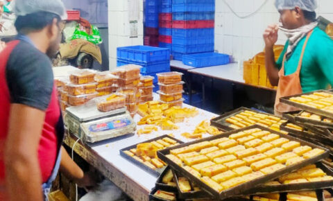 بہارمیں کئی بڑے ہوٹلوںاور مٹھائی کی دکانوں پر چھاپے، ریاست کے مختلف اضلاع میں کھانے پینے کی اشیا میں پائی گئیں بے ضابطگیاں،دیوالی سے قبل محکمہ تحفظ خوارک کی ٹیم کی بڑی کارروائی