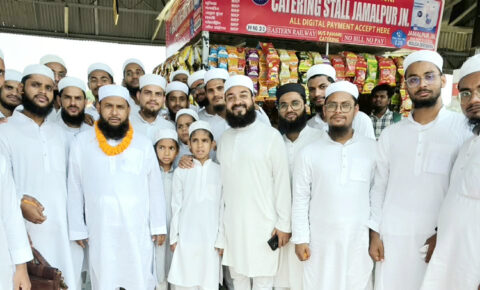 جامعہ رحمانی کے استاذ مولانا سیف الرحمن ندوی عمرہ کے لیے روانہ،امیر شریعت نے روانگی سے قبل دعاؤں سے نوازا، مولانا کو رخصت کرنے کے لیے جامعہ رحمانی کے اساتذہ و طلبہ کا ایک وفد جمال پور ریلوے اسٹیشن پہنچا