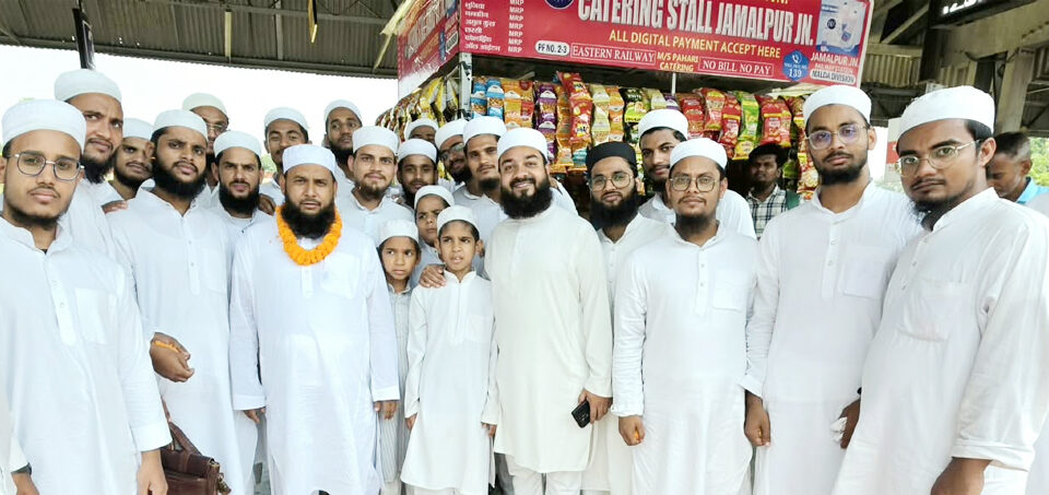 جامعہ رحمانی کے استاذ مولانا سیف الرحمن ندوی عمرہ کے لیے روانہ،امیر شریعت نے روانگی سے قبل دعاؤں سے نوازا، مولانا کو رخصت کرنے کے لیے جامعہ رحمانی کے اساتذہ و طلبہ کا ایک وفد جمال پور ریلوے اسٹیشن پہنچا