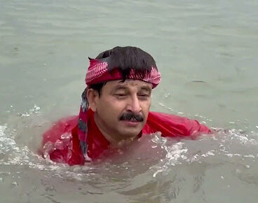 منوج تیواری نے جمنا میںلگائی ڈبکی ،کیجریوال کو بھی دعوت